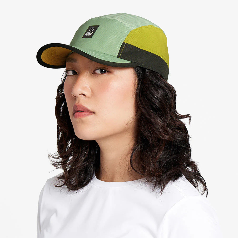 Ciele Athletics GOCap SC - C Plus Box in Mynyd worn by a woman from the side on a neutral background.