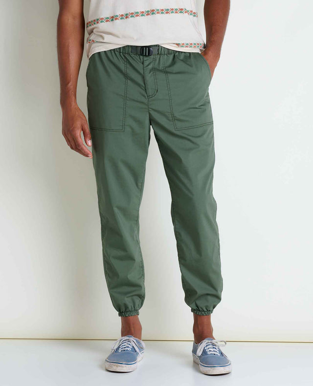 Toad&Co Men's Boundless Jogger in Beetle worn by a runner outdoors.