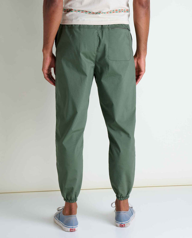Toad&Co Men's Boundless Jogger in Beetle worn by a runner outdoors.