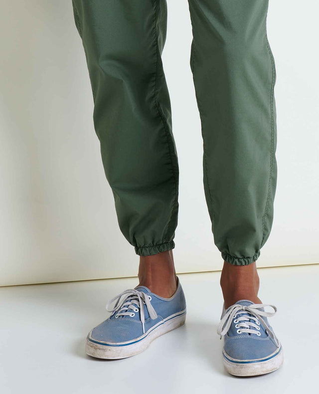 Toad&Co Men's Boundless Jogger in Beetle worn by a runner outdoors.