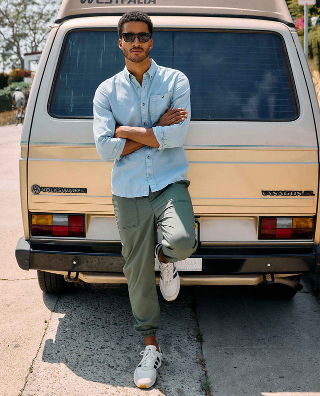 Toad&Co Men's Boundless Jogger in Beetle worn by a runner outdoors.