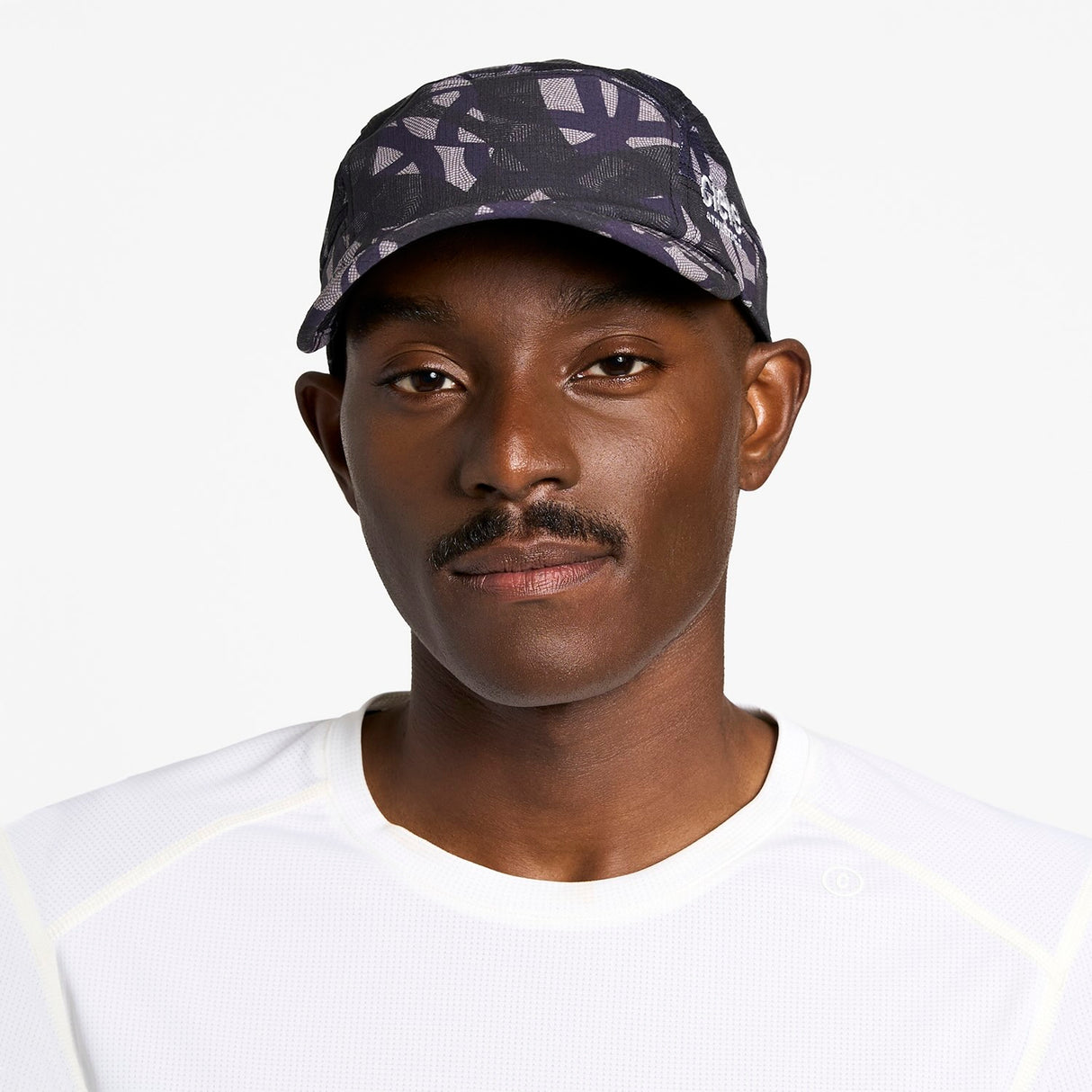 Ciele Athletics GOCap SC Field Loopy MU running hat in Lightgrey worn by a man on a neutral background.