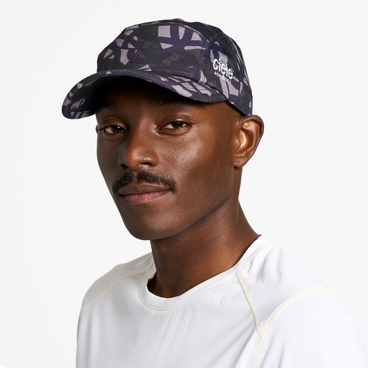 Ciele Athletics GOCap SC Field Loopy MU running hat in Lightgrey worn by a man on a neutral background.
