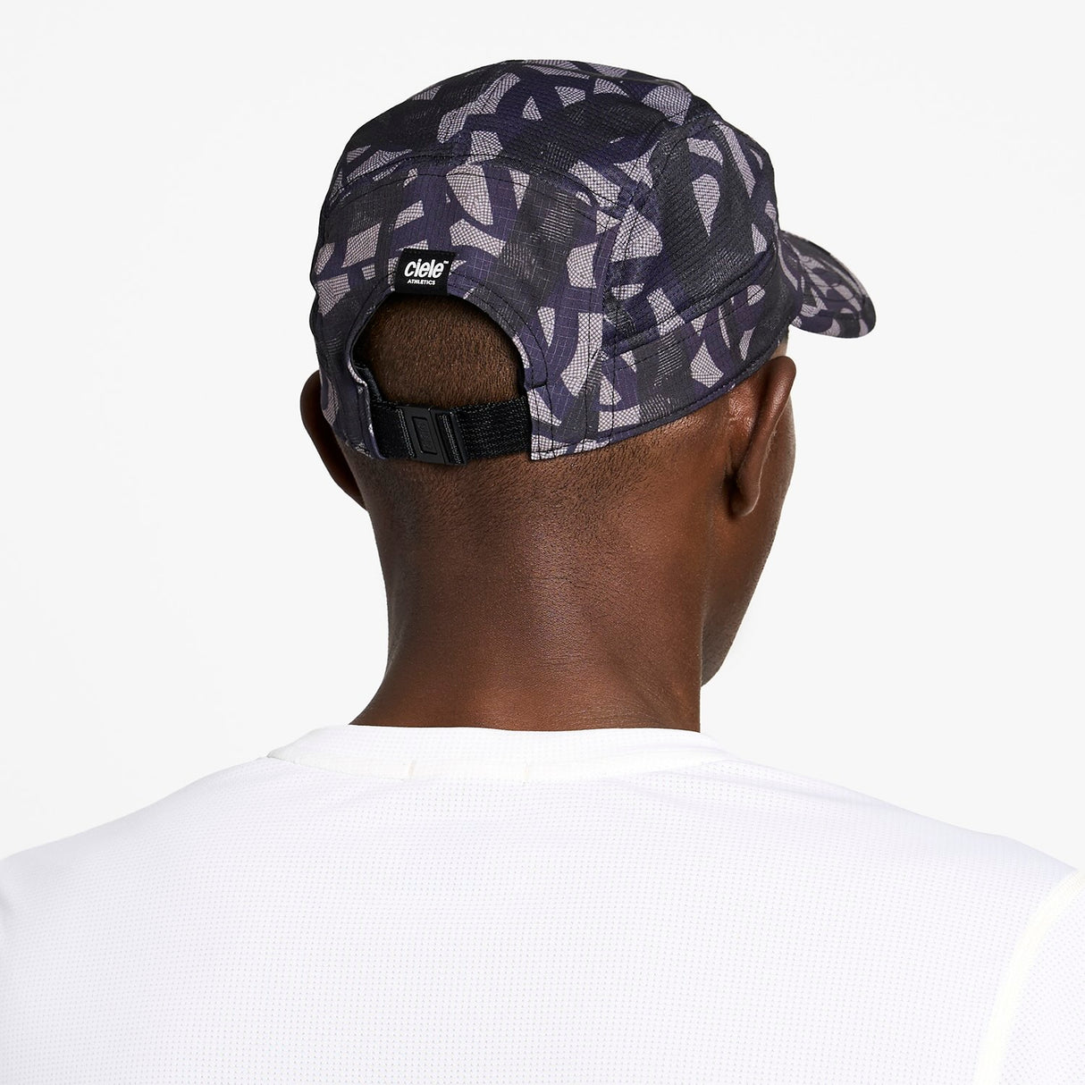 Ciele Athletics GOCap SC Field Loopy MU running hat in Lightgrey worn by a man on a neutral background.