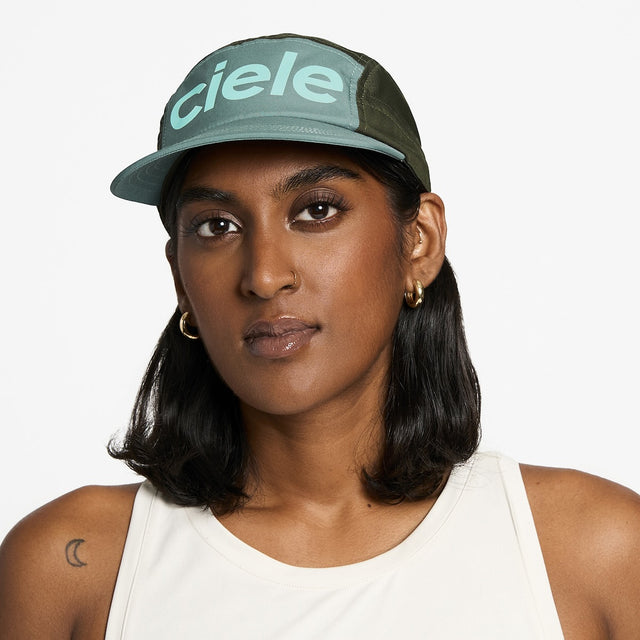 ciele athletics GOCap Comp - Century in Silver Pine/Seaweed on a neutral background.