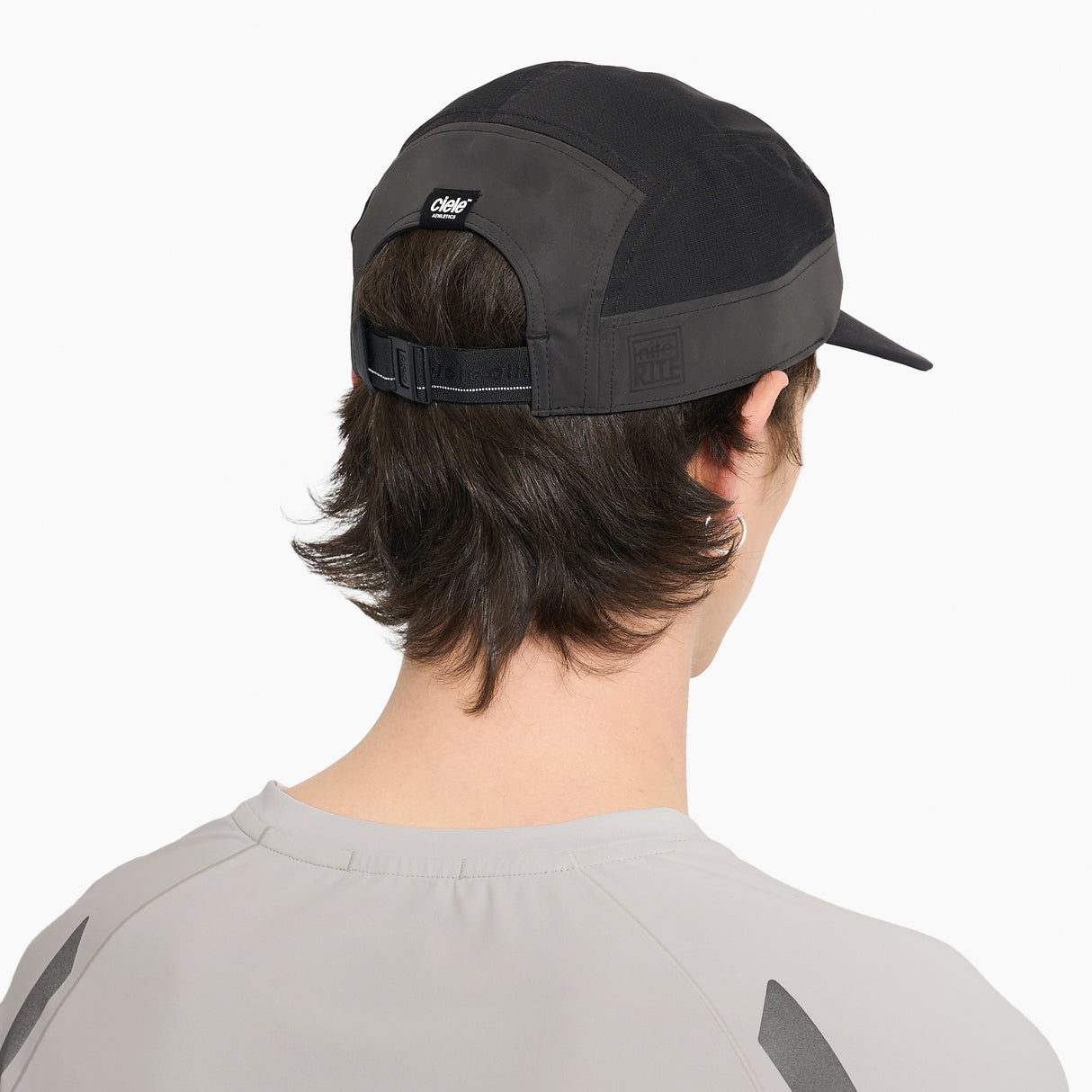 Ciele Athletics GOCap - Nite Rite in Shadowcast worn by a person on a white background.