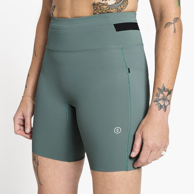 Ciele Athletics W FSTTight Short 7" women's running tights in Silver Pine worn by a woman on a neutral background.