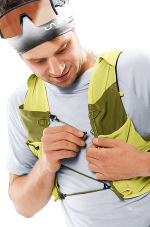 deuter Traick 9 running hydration vest in Sprout-Cactus worn by a man on a neutral background.