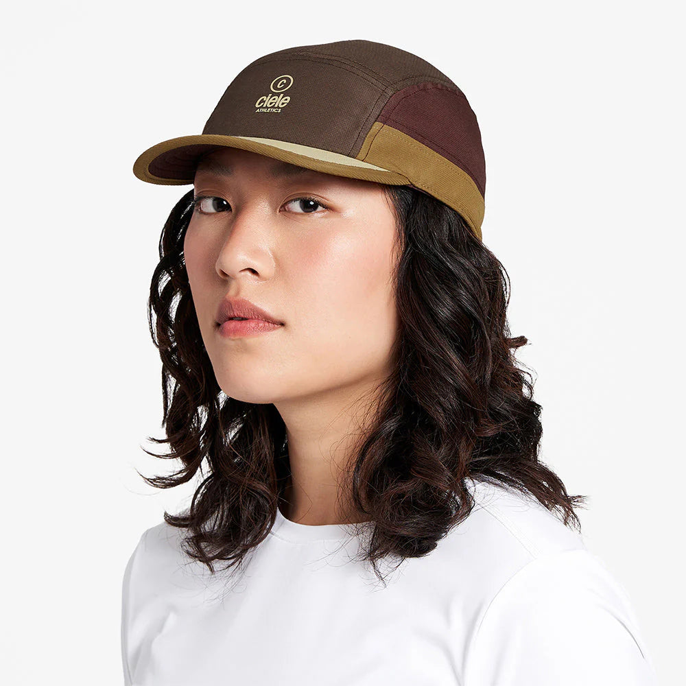 Ciele Athletics ALZCap SC in Arabica worn by a woman from the side on a neutral background.