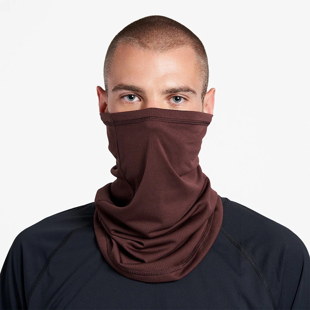 Ciele Athletics FSTCollar neck gaiter in Alero worn by a man on a neutral background.