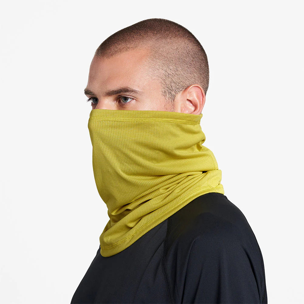 Ciele Athletics FSTCollar neck gaiter in Sogl worn by a man from the side on a neutral background.