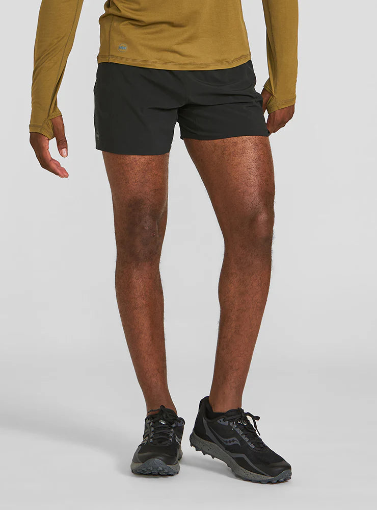 Janji's M's 5" AFO Middle Short in Midnight being worn by a man on a neutral background.