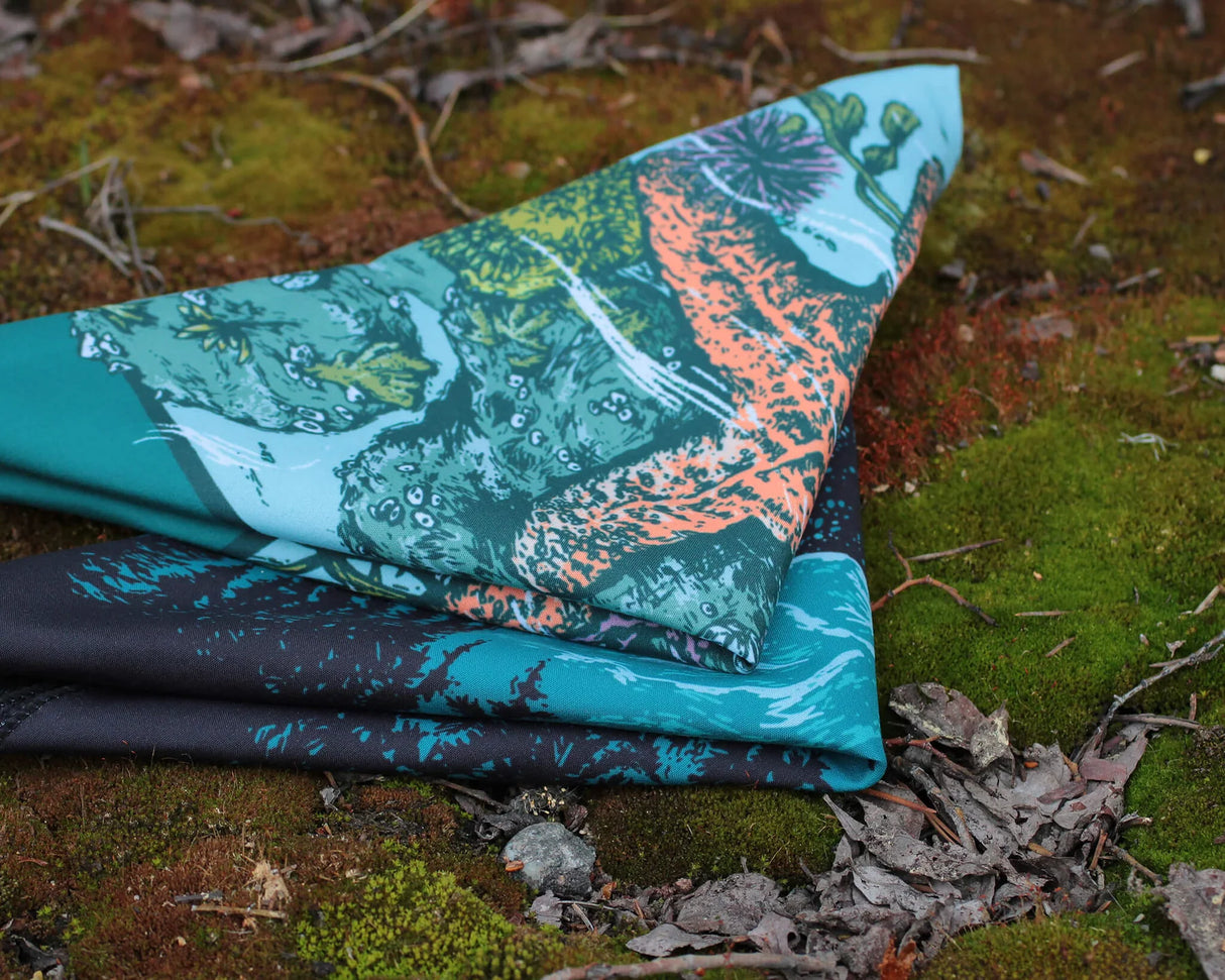 Alpinecho Tide Pool quick-dry bandana on a nature background.