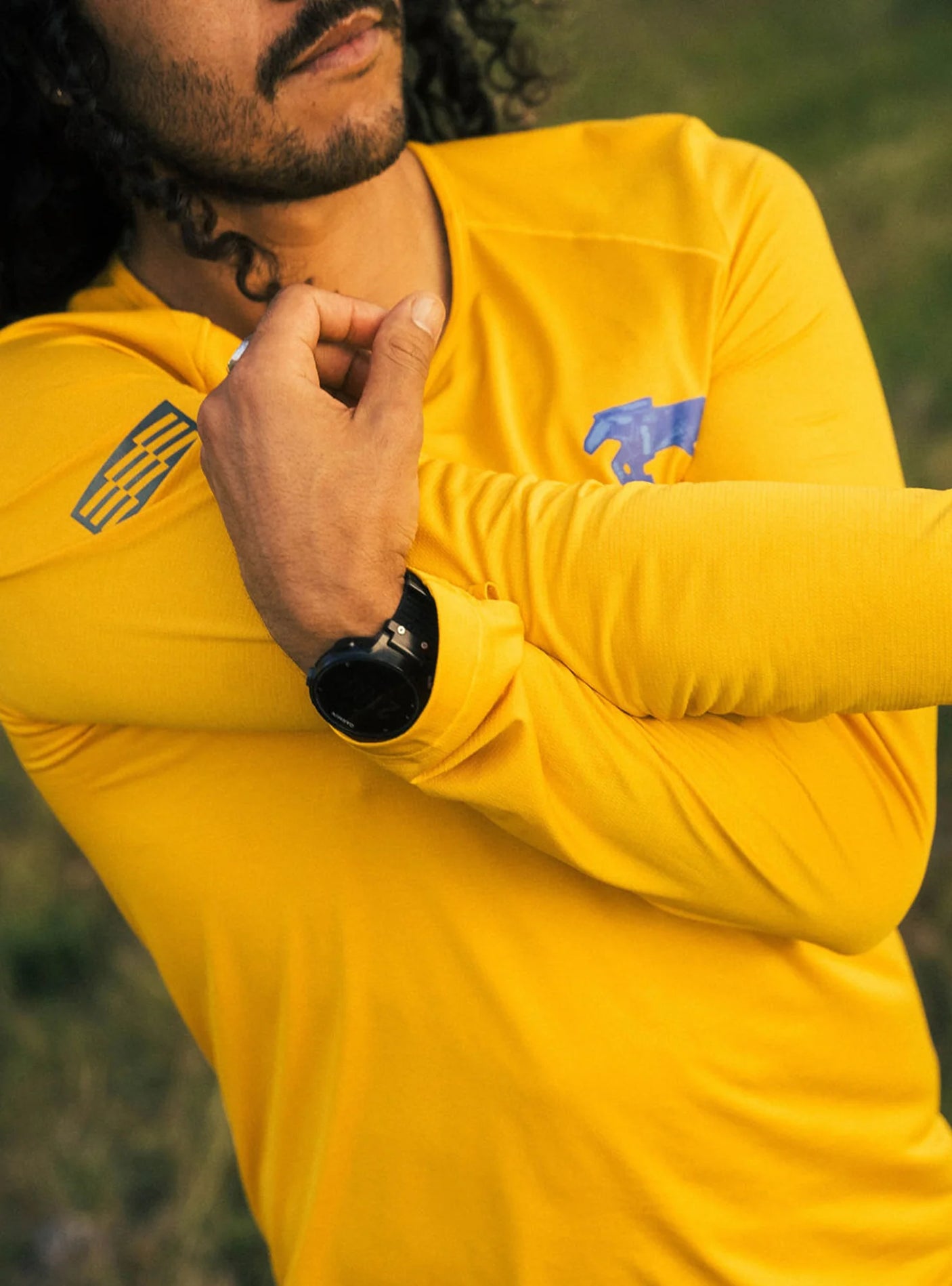 Janji M's Run All Day Long Sleeve in Golden Blue Horses being worn outside.