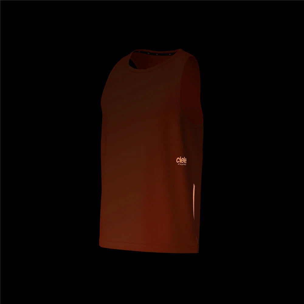 Ciele Athletics M DLYSinglet in Pulp from the front on a dark background.